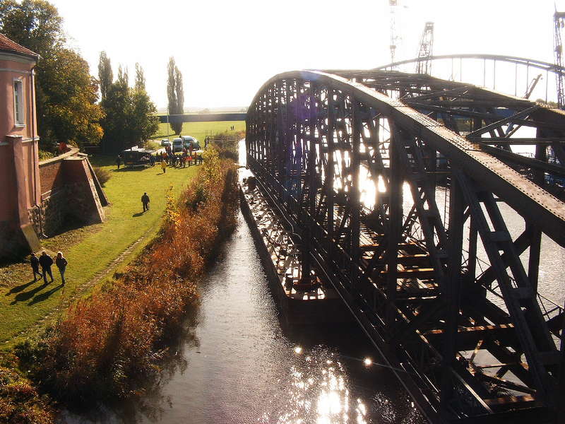 Schwimmbrücke mit Bierbude