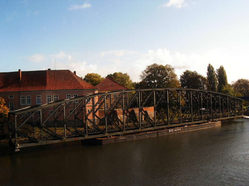 alte Kastenbrücke auf Ponton