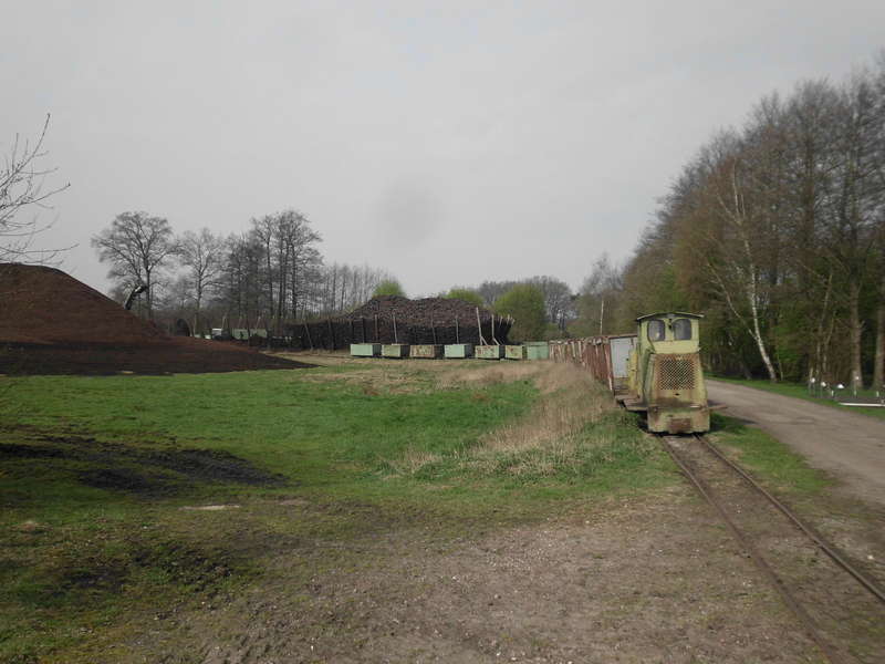 Torfbahn mit Lagerplatz