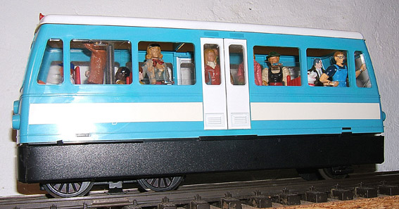 Faller_Triebwagen_schraeg_unten