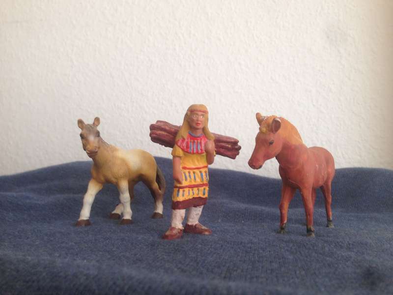 XX-Fig-Pferde+Holzträgerin