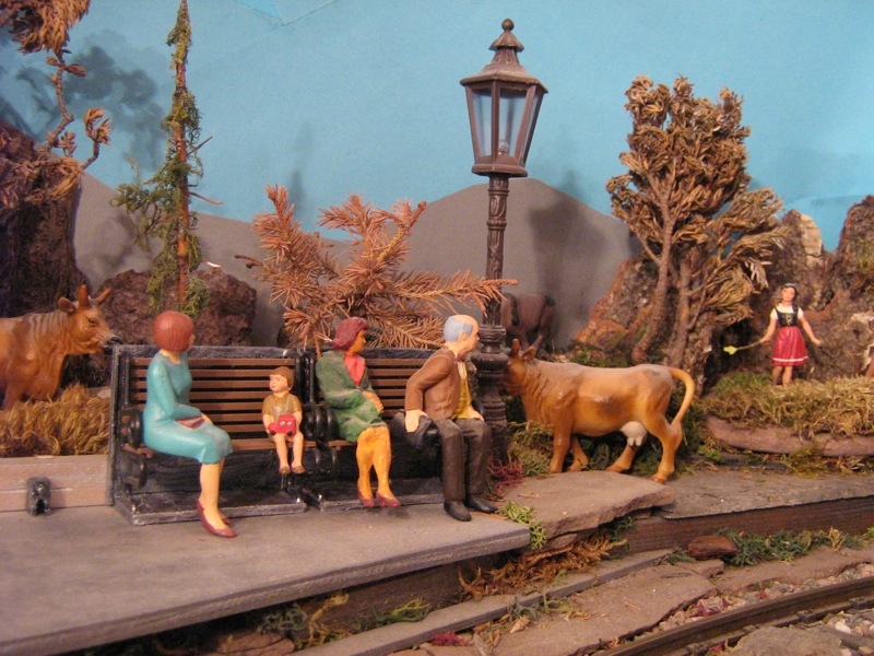 XX-Figuren-Sitzende-Wartende_1
