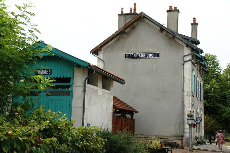 Seitenansicht des Bahnhofs