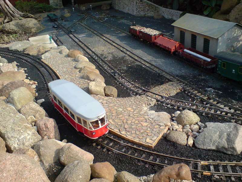 04.09 --- Bahnsteig der Pendelstrecke