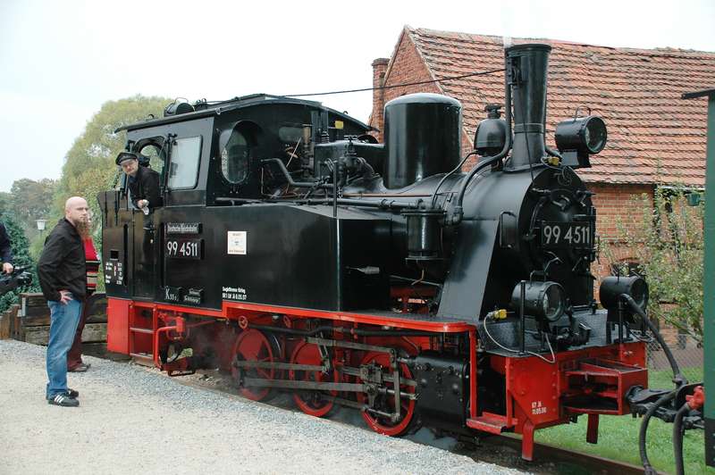 99 4511 am Bahnsteig in Lindenberg