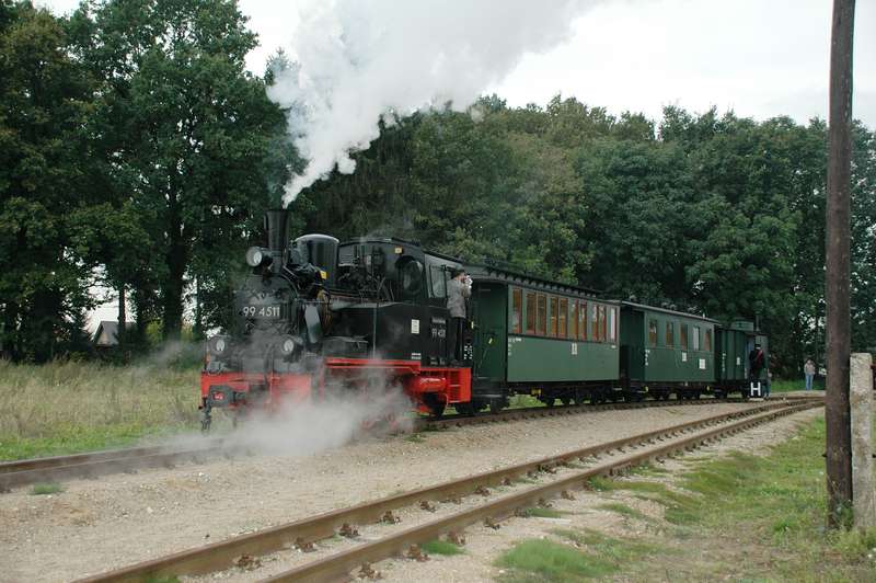 Personenzug abfahrbereit in Lindenberg