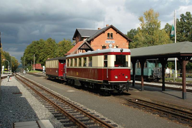 Triebwagen 137 322 am Bahnsteig Bertsdorf