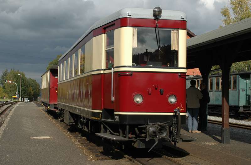 Verbrennungstriebwagen 137 322 im Abendlicht