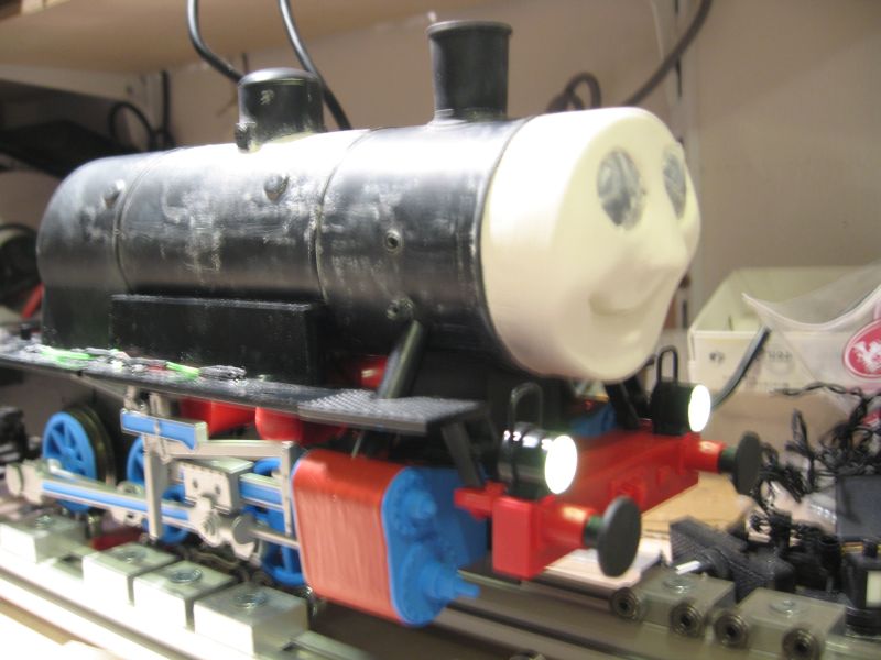 Thomas mit angemalten Zylindern