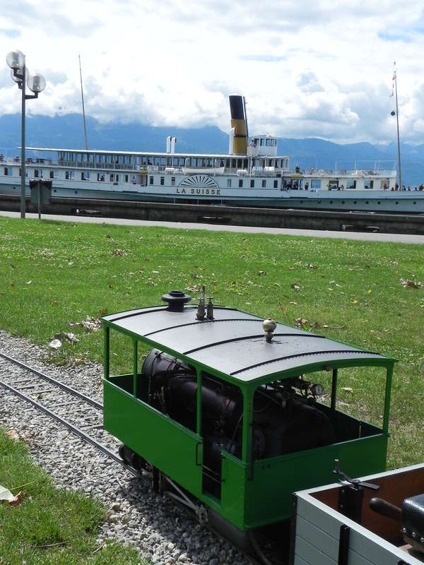 Dampftram trifft Dampfschiff