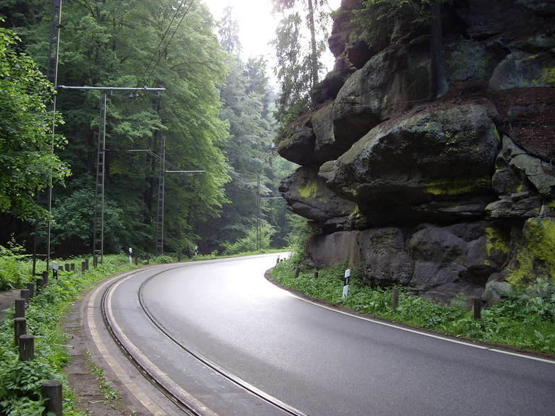 Kurve mit Felsen