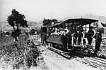 3971800px-Passageiros_e_funcion_rios_do_Caminho-de-Ferro_do_Monte_c_1920.jpg