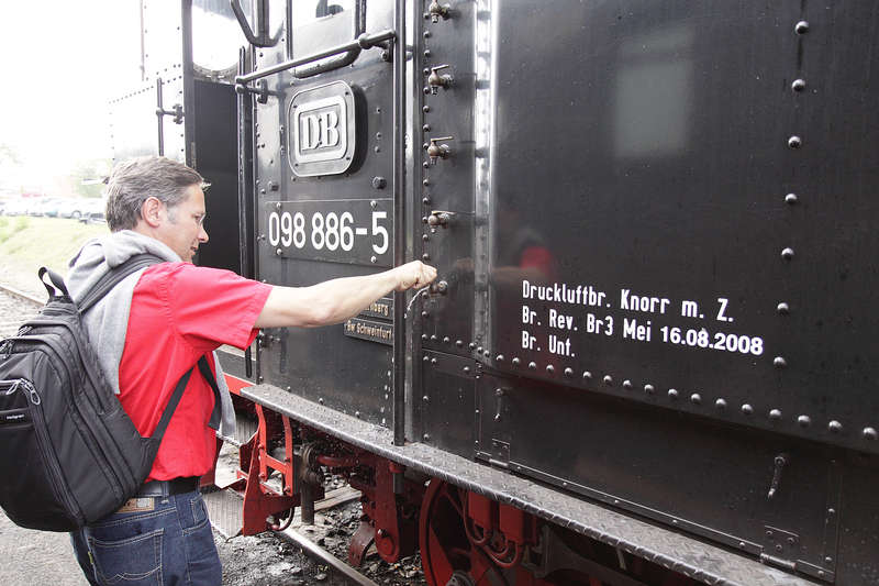 Max dreht an der Lok