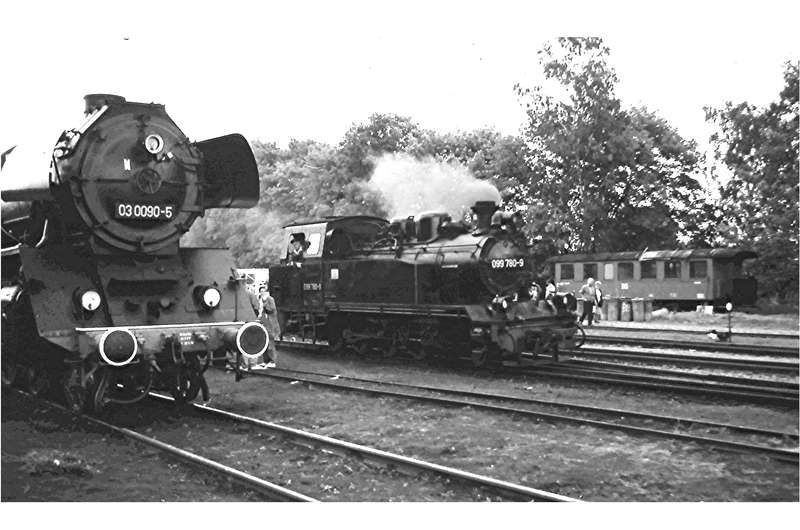 03 1090 trifft auf die Kleinbahn