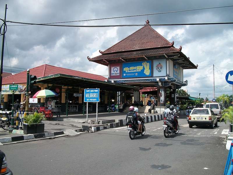 20100412-030a Yogya Tugu Stasiun