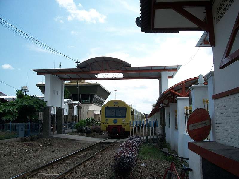 20100412-035a Yogya Tugu Stasiun