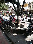 161520100412-040a_Bankje_aan_Jln_Malioboro.JPG