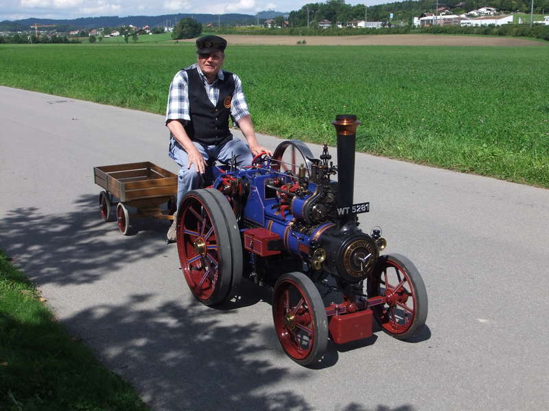 Dampftraktor unterwegs