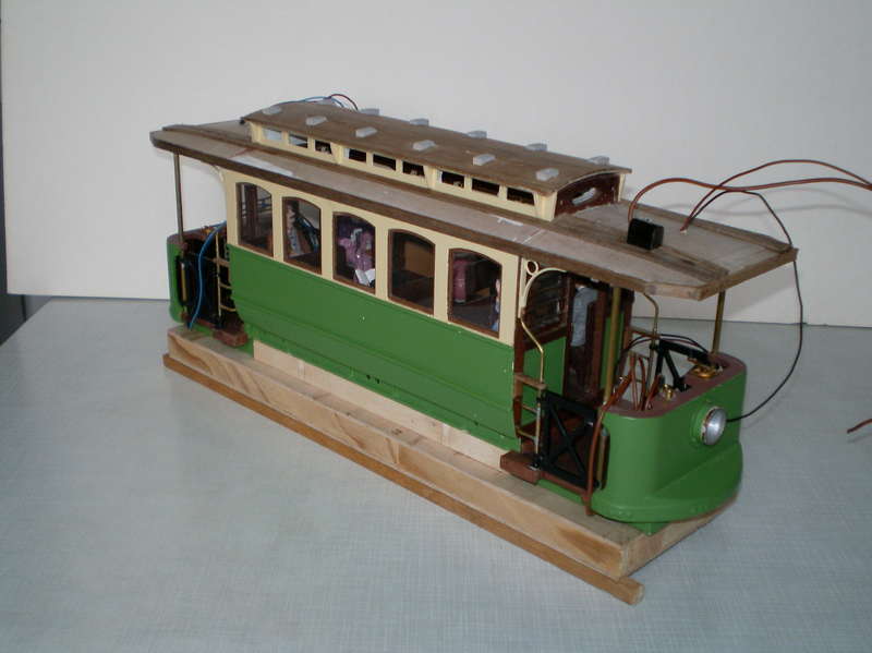 Triebwagen beim Dachaufbau und Verdrahtung 04