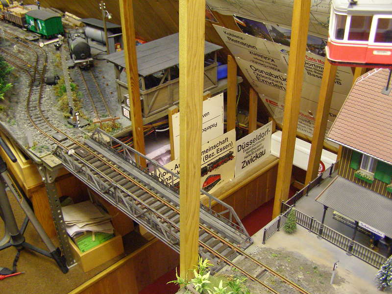 Klappbrücke über den Treppenabgang