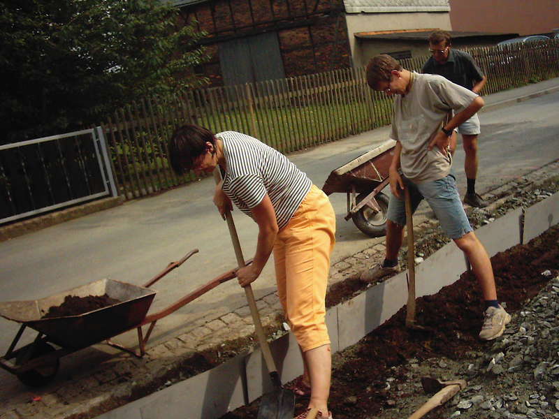 Schubkarren beim Garagenbau