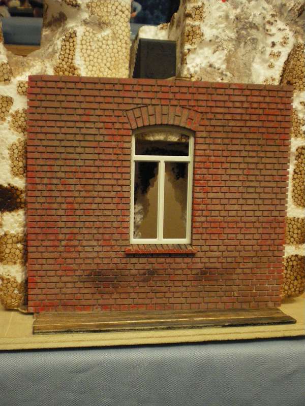 Wand mit Fensterrahmen und Sohlbank