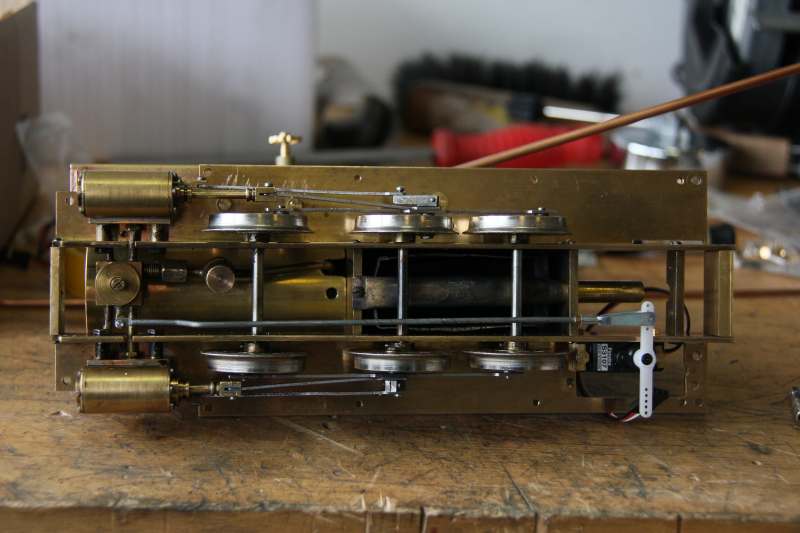013_Fahrwerk_von_unten_mit_Servo