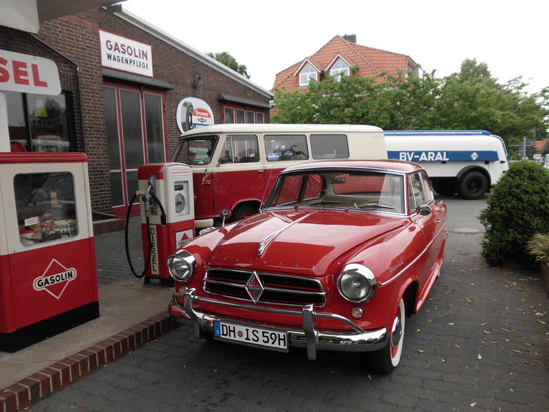 Borgward Isabella beim Tanken
