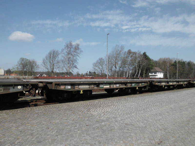 Panzertieflader an der Verladerampe Bergen a