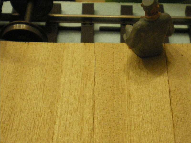 Mit Paneelen belegter Flachwagen