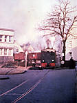 5715Lok_5_kommt_m_Rollwagenzug_ber_die_sterbr_cke_am_Maiplatz_1957_Foto_Dr_Wulf_Gr_we.JPG