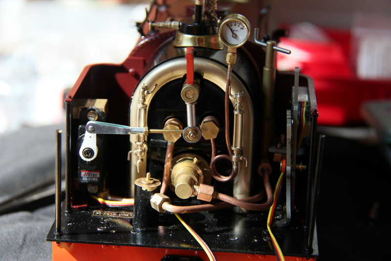 Regler-Servo montiert