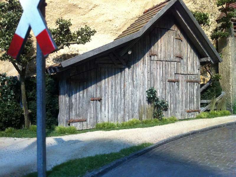 mit abgesenktem Bürgersteig