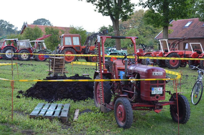 Trecker mit Torfpresse