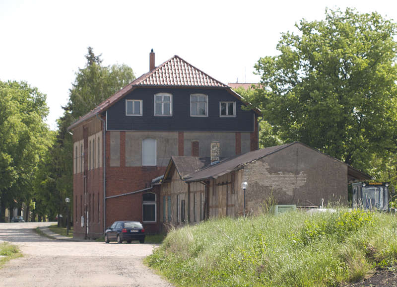 Bhf Arneburg Straßenseite 2008