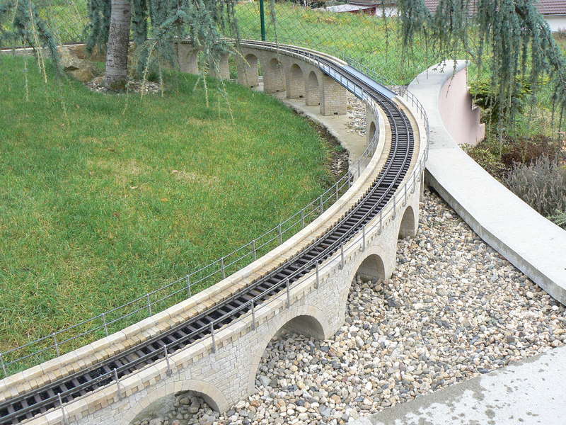 Sandsteinbrücke mit Geländer