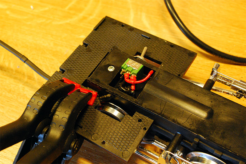 Umschalter eingebaut, Batteriekabel wird geklebt