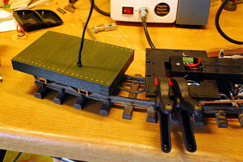 Batteriekabel durch Tenderboden