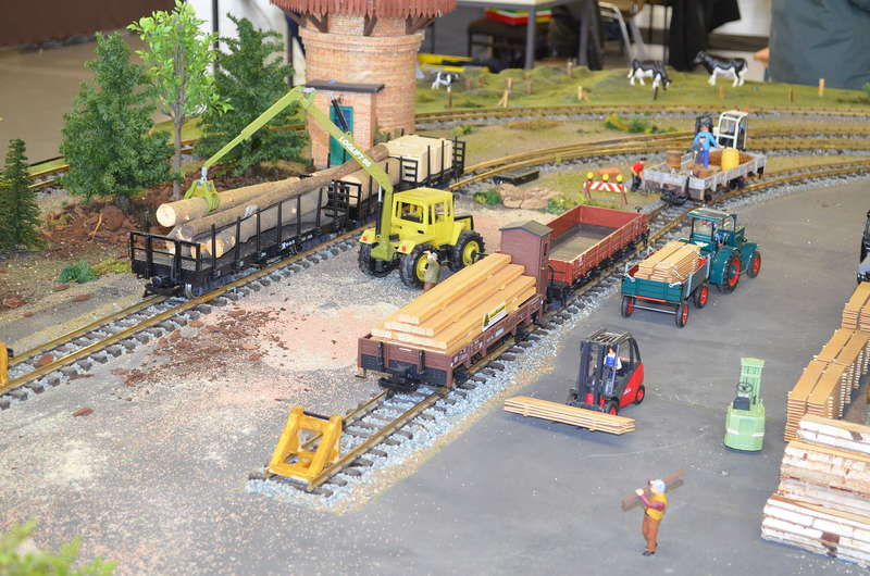 Reges Treiben am Sägewerk
