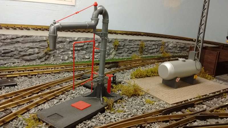 Wasserhahn und Dieseltankstelle