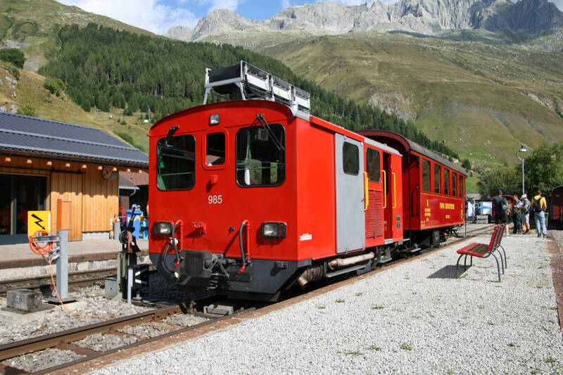 Tmh 985 mit dem Fotografenzug in Realp